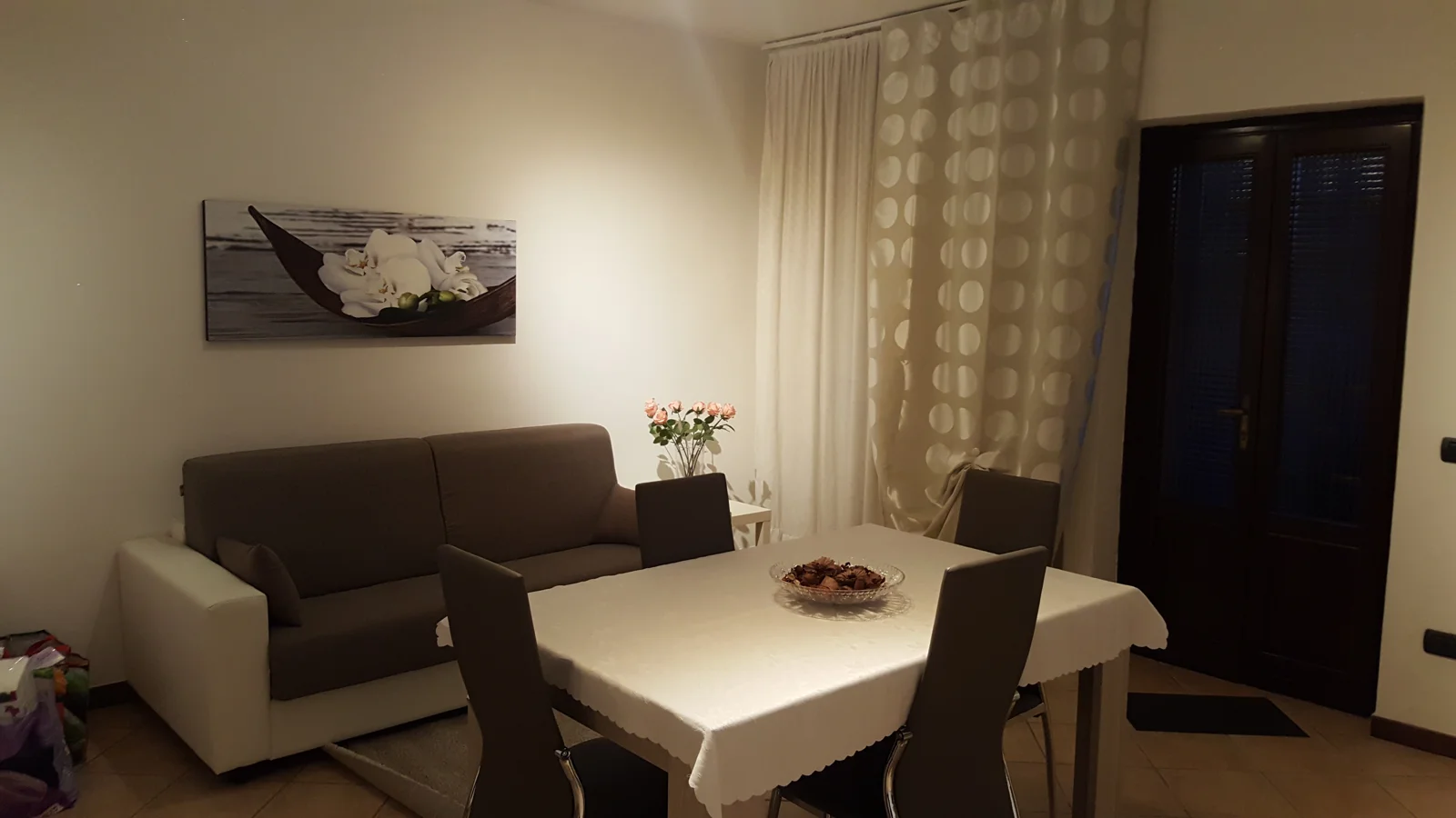Soggiorno con divano grigio e tavolo